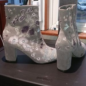 New beige ankle boots with flowers